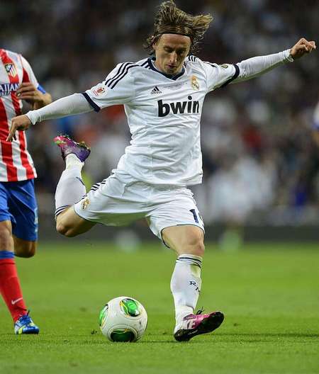 前锋关键进球锁定胜局