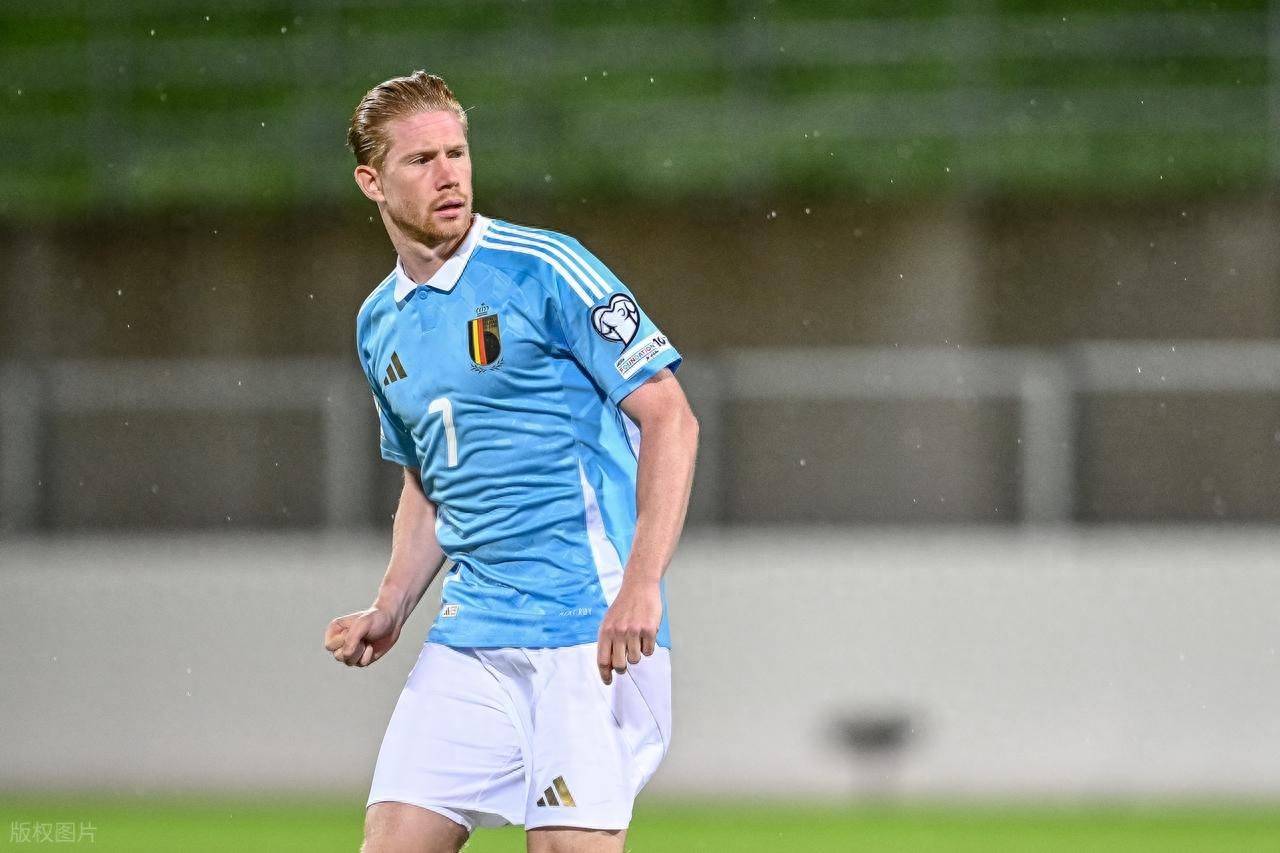 连丢2局！梁靖崑直摇头，孙颖莎耐心给他复盘，王艺迪一旁看热闹